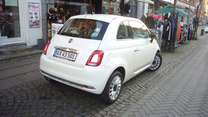 Bymiljøet er Fiat 500's hjemmebane. Let at parkere og godt udsyn. Det hvide center i baglygterne er noget såkaldt "face-lift".