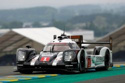 Porsche er igen favorit i Le Mans med Timo Bernhard, Mark Webber og Brendon Hartley i bilen med nummer 1. Porsche menes at have haft problemer med det nye hybridsystem, og er vendt tilbage til systemet fra sidste år, men det fungerede to rigtig godt, så Porsche er stadig favorit i LMP1 klassen.