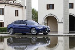 Man føler sig hensat til de hellige haller for bildesign, når man ser den nye Alfa Romeo Giulia, som kan erhverves for 475.000 kr, men hold også øje med kommende leasingtilbud.