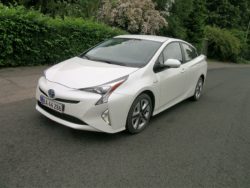 Toyota Prius kan i 2017 fejre de første 20 år som model, og teknikken er gennem årene forbedret og finpudset, og en ny plug-in model er på vej til Danmark. En hybrid med endnu længere rækkevidde som el-bil.