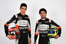 Franske Esteban Ocon og mexicanske Sergio Perez (th) skal skifte den klassiske køredragt ud med en pink af slagsen inden årets første F1 løb i Australien. 