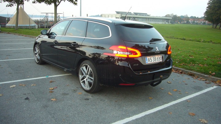 660 liter bagagerum, flot siddehøjde på bagsædet og mere benplads. Der er fuld valuta for den større længde i forhold til en 308 5-dørs.