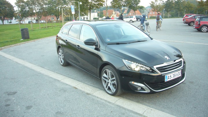 Peugeot 308 SW er rykket en klasse op. Både når det handler om regulære mål, men også i følelse af stor bil.