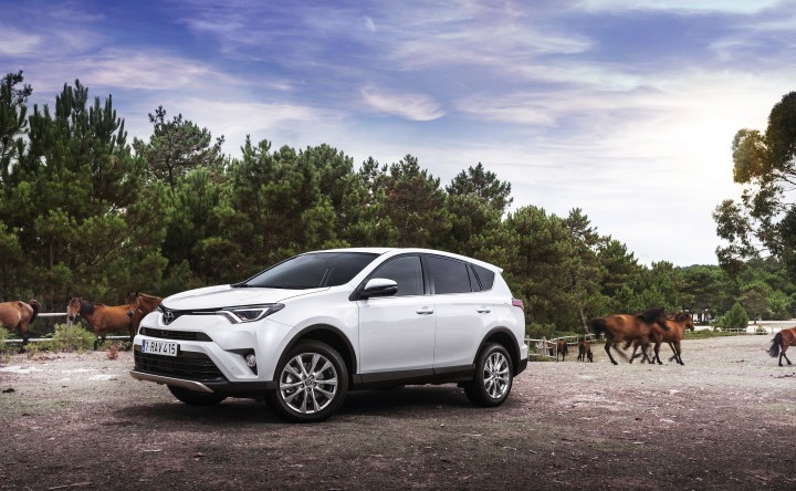 Toyota fortjener ikke ros for de seneste års design, men måske er der forbedring, når vi ser den nye RAV4 i virkeligheden.