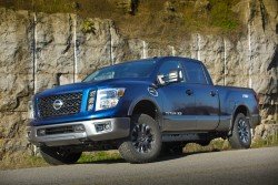 Nissan er ved at sende en ny pick-up på det danske marked, men det er en pjat-dyt sammenlignet med det nye Nissan Monster der har fået navnet Titan. Selvfølgelig er der en V8'er i svinet, - det gælder både benzin- og dieseludgaven.