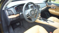 Lane control, aktiv medstyring og afstandsradar med alarm plus meget mere. Man kan føle sig sat uden for indflydelse bag rattet.