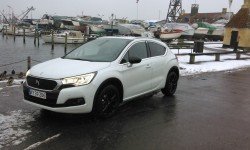 DS på en vejrmæssig trist dansk dag i Dragør Havn, og så er det ekstra rart at kravle ind i bilen, som er Citroen på den fede måde.