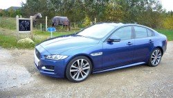 Lækkert og vellykket design. Masser af luftindtag og gæller på siden giver bilen stil og personlighed.