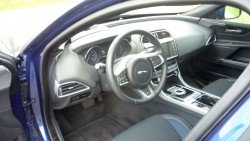 Den store runde gearvælger i midterkonsollen er nede, så¨motoren er standset. Kabine og valg af materialer har plads til forbedring.