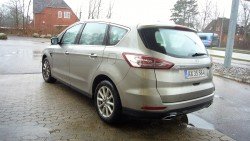 Den meget lodrette hækdør er eneste synlige antydning af meget rummelig bil, og så er den lodrette hæk også en rigtig skrap skidtsamler.