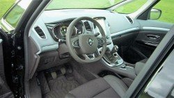 Lækre sæder, godt udsyn, let ind- og udstigning og en stor trykfølsom skærm i midten, som har fået lidt for mange funktioner.