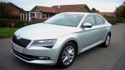 Plads behøver ikke at se ud af noget. Når en Superb dukker op i bakspejlet, ligner den til forveksling en Octavia.