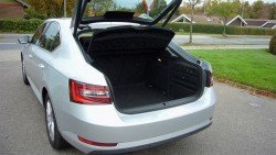 Det er ikke bagklap størrelse normal der ryger til vejrs. Det er en  hel ladeport der åbnes.