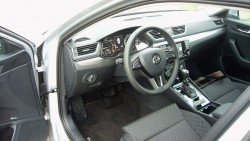 Det er ikke en super top moderne kabine, men sæderne er rigtigt gode, disponeringen omkring førerpladsen er i orden, og læg også mærke til automatgearet, der er 6-trins DSG, som er bedre og helt anderledes end 7-trins DSG.