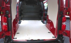 Varerummet er som et varerum nu en gang er. Dagens er mere fleksibelt med mulighed for åbning til kabinen for ekstra lange ting, men et varerum er nu engang et varerum.