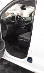 Kabinen kræver et nærmere bekendtskab, før vi kommer med en vurdering. Detaljer som kopholdere og især tilstrækkelig benplads bag rattet kræver praktisk viden. Vi undrer os også over, at man ikke har klap på det underste handskerum, kun åbne hylder, som er notorisk ubrugelige i en bil.