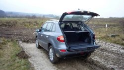 Den hidtil eneste Renault Koleos i Danmark havde todelt bagklap. Nederste del af bagklappen var en form for læsserampe, - ideen var importeret fra Toyota.