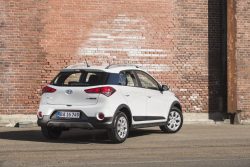 Ekstra udvendigt lir skal give i20 anderledes udtryk. Active Cross fås også med den nye 1-liters turbomaskine, men dog kun med 5-trins gearkasse.