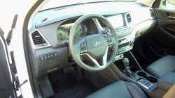 Det er rækken af kontakter til venstre for rattet der giver ro i den daglige kørsel. Det er her man kan afbryde irriterende systemer, især det udresserede lane-departure system.