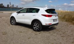 Akselafstanden på ny Sportage er øget til 267 cm, motorprogrammet har masser af nyheder, og så viser Kia for første gang en ny 7-trins automatkasse af typen dobbeltkobling.