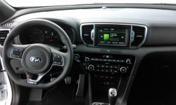 Mængden er sikkerhedsudstyr er stort set komplet på selv den billigste model, og første indtryk af bilen virker tillidsvækkende.