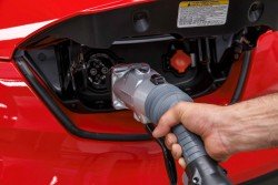 Frederiksberg Forsyning har netop fået 15 elbiler i parken, og disse køretøjer er tilsluttet det nye type to-vejs ladesystem. Et system for elforsyningen kan hente noget at den parkerede energi, for at sende det tilbage lidt senere på natten.