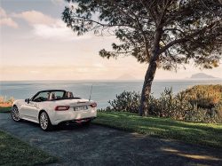 Selvfølgelig har ny 124 Spider den klassiske opskrift for en ægte sportsvogn.