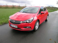 Opel Astra i næsten basisudgave. En bil med 1-liters motor, en bil med rummelig kabine og en brugbar familiebil efter de fleste daglige regnemetoder.