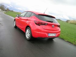 Astra er på mange måder helt almindelig. Akselafstand på 266, et bagagerum på mindst 360 liter, men også en bil med 5-trins gear som standard, mens bilens  officielle tophastighed er opnået med en 6-trins gearkasse, - så det koster ekstra at nå de 200, som er startprisen for billigste Astra.