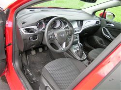 Her henter Opel rigtigt mange point. en nydelig og velfungerende kabine med godt OK udsyn og gode sæder.
