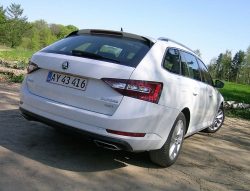 Ualmindelig rummelig familiebil, diskret firmabil eller vild vil i superklasse. Skoda Superbs topmodel er det hele.