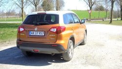 Suzuki Vitara var den mest solgte varebil i Danmark i 2007. Nu er det helt slut med kulørte nummerplader. Den danske importør havde netop fået ombygget de første Vitara med skillerum og gule nummerplader, da fabrikken helt uventet satte en stopper for det mulige danske salgseventyr. Et stort FY til Suzuki-fabrikken.