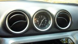 Herligt med et helt almindeligt ud midt i det hele, og her med japanske skriblerier, så japanerne også kan se hbvad klokken er slået.