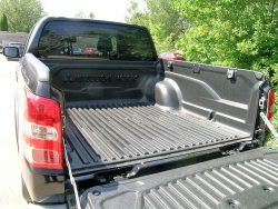 L200 hører hjemme i 1-ton klassen, men lasteevnen er kun 893 kg. Til gengæld er den største trailer 3100 kg, med en maksimal vægt for vogntoget på 5950 kg.