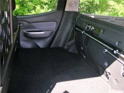 Bagsæderne er fjernet og værktøj til hjulskift træder frem. D>et samme gør bøjlen til fastholdelse af det tidligere ryglæn, og L200 fortjener en ny bagklædning og lidt mere finish.