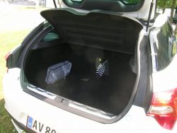 Et helt traditionelt bagagerum med lidt rigelig læssehøjde og høj indvendiv kant.