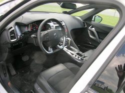 Gode og lækre sæder, et rat der er beskåret kraftige nederst, og alt i alt en meget indbydende og støjsvag kabine.