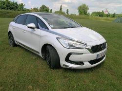 DS 5 var den første DS'er, og det er den første til at få en face-lift. Fronten på ny DS er det design, vi vil se på kommende modeller. Ny DS 5 har ændret lygtearrangement og tjekket rullende blinklys