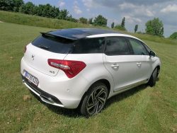 Der er brugt rigtig meget glas i DS 5. Foruden de små soltag, er bagruden to-delt, for at give lidt bedre udsyn. Heldigvis er bakkamera stanbdardudstyr, for udsyn skråt bagud og bagud er ikke DS'erens stærkeste side.