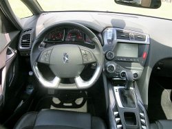 DS 5 mangler det sidste i topmoderne udstyr, og de næsten glatte alu-flader giver genskin fra solen. Rudernes betjening i midterkonsollen er heller ikke vor livret.