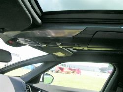 Der er ikke et glastag i DS 5, der er tre, og mellem de to individuelle over forsæderne, er der små opbevaringsrum a la Berlingo