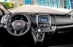 Samtlige knapper og dimser oser af Renault. Kun Fiats logo i rattet viser, at det er en Talento man har fingre i.