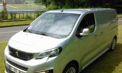 Peugeot Expert har selvfølgelig sit eget frontparti, som vi giver en hæderfuld 2. plads i konkurrencen om den mest nydelige front.