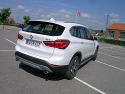 Lidt højere end en 1-Serie, men X1 er slet ikke en ægte 1'er, men meget mere 2-Serie. X1 er bygget på en Mini-bund og motoren er lagt på tværs.