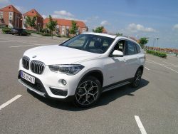 BMW synes ikke X1 fortjener betegnelsen SUV, og vi er helt enige, men X1 er også herligt maskineri og en god portion køreglæde, selv om vi ikke når de helt ægte BMW glæder.