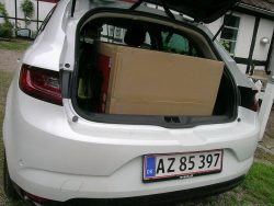 Megane har et pænt og rummeligt bagagerum. Store genstande kan transporteres, men billedet viser også de ulemper der er ved en høj indvendig læssekant, hvor tunge genstande skal løftes, før de kan tages ud af bilen igen.