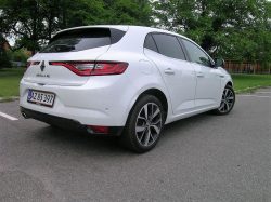 Renault har givet Megane mange former for design til de 5-dørs modeller, denne version er ikke den værste, men igen er det de meget synlige lygter, der kalder på pluspoint.