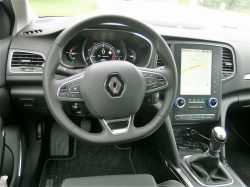 Det store trykfølsomme skærm i midterkonsollen, har alt for mange daglige funktioner. Flere helt almindelige knapper og mindre skærm - tak.