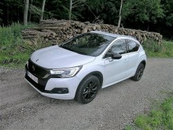 DS 4 Crossover er nyeste udspil fra den nye overklasse fra Citroen. En slags Lord Citroen Crossover, som desværre kun kan tælle til tre i maskinrummet.