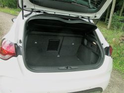 Bagagerummet er klassens gennemsnit målt på størrelse, og der er selvføglelig mulighed for transport af lange genstande og splitbagsæde. En lidt rigelig læssehøjde og en høj indvendig kant.